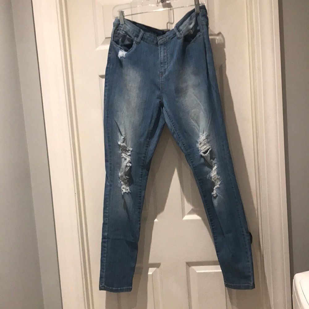 Cello distressed jeans. Missing the front button.